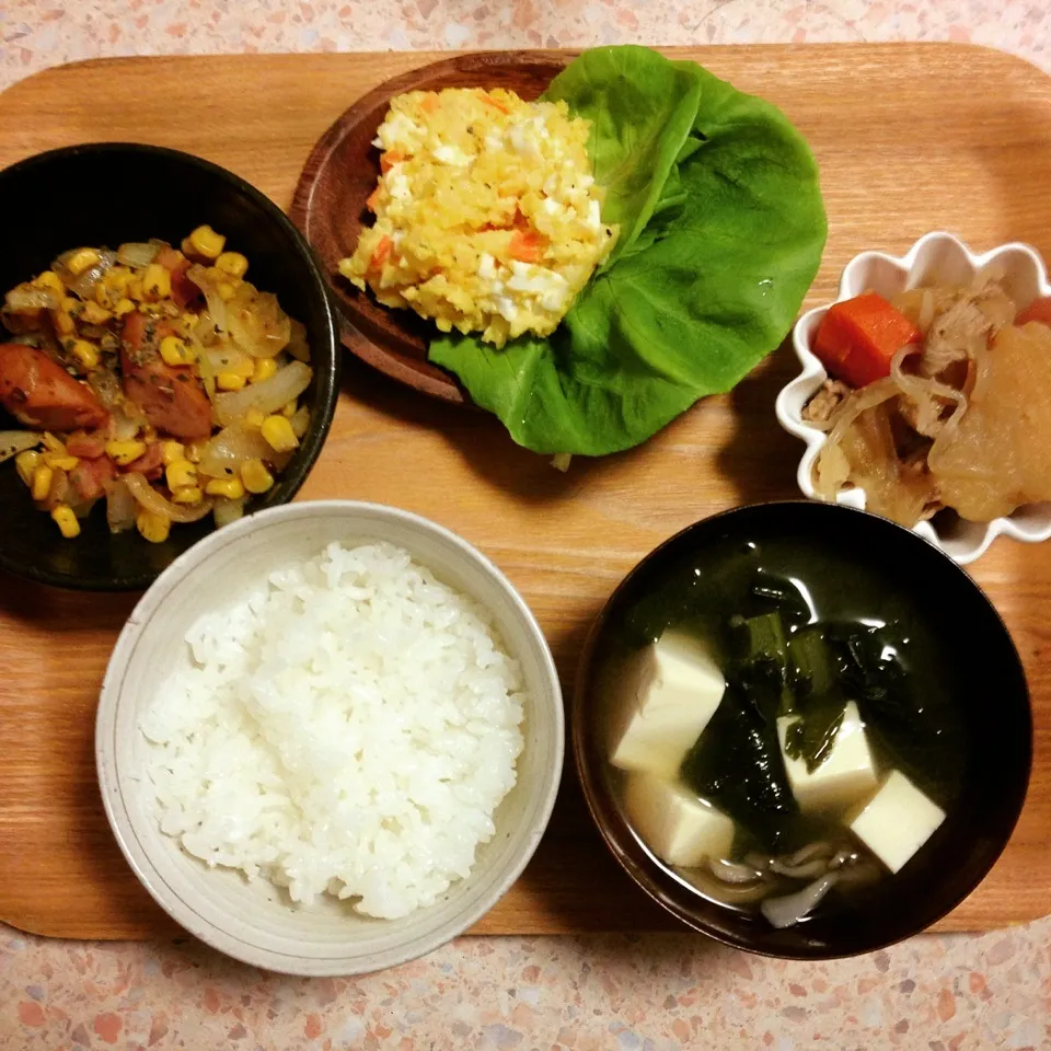 Snapdishの料理写真:晩ごはん  大根葉と豆腐の味噌汁 コーンとウインナーのカレー炒め ポテトサラダ 肉じゃが|はやしさん