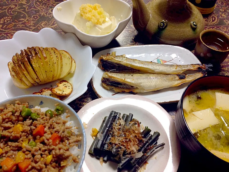 闘うオヤジの休日キッチン奮闘記〜夕食編♫昨夜に仕込んだワラビと挽肉そぼろに、氷下魚の半干し焼きとジャガイモのなんとかっていうオーブ焼き（笑）に冷奴を『越乃景虎』ぬる燗でいただきます(#^.^#)|石田 雅史さん