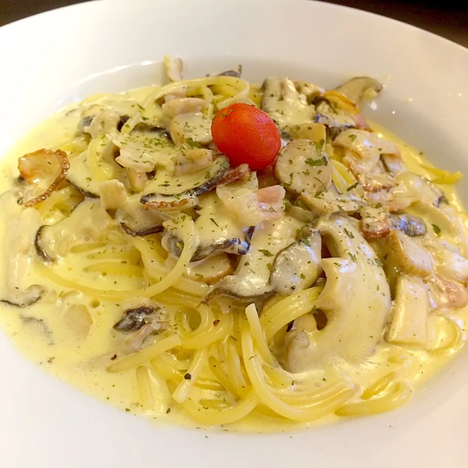 Classic carbonara with mushrooms and turkey bacon|Lisa Tanさん