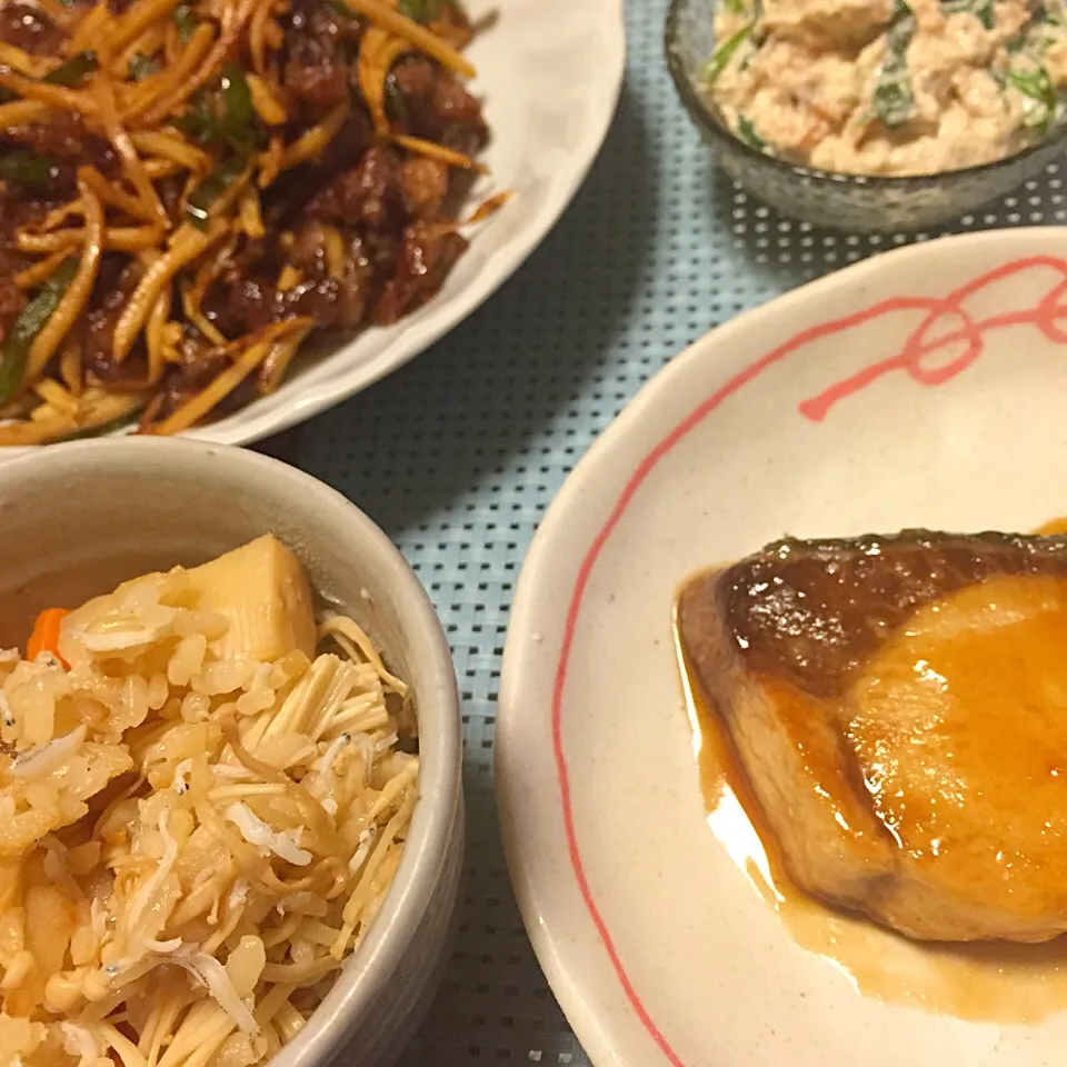 土鍋で筍御飯 鰤の照焼 青椒肉絲 ほうれん草の白和え|𝕜𝕪𝟙𝟘𝟚𝟘𝟙𝟠さん