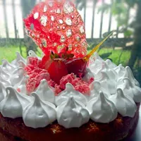 Strawberry Cake with custard, italian meringue, caramel rouge, macaron powder|eloy HEさん