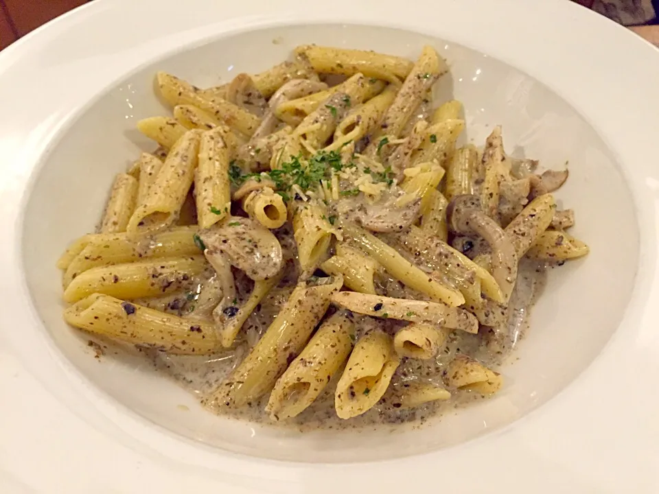 Penne with mushrooms in black truffle sauce cream|Sky Blueさん