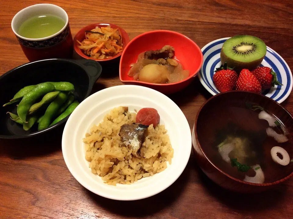 Snapdishの料理写真:冷蔵庫の整理 さんま缶の炊き込みご飯、牛肉じゃが、冷凍枝豆、キウイ&苺、インスタントのお吸い物 2015.4.29|キラ姫さん