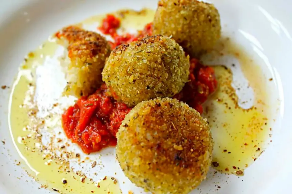 Porcini Mushroom Risotto Balls with a Raw Marinara sauce and porcini olive oil. 
#porcini#raw#cook#mushroom#lunch#vegetarianfood#Vegetarian#cooking#foodphotogra|lisaさん