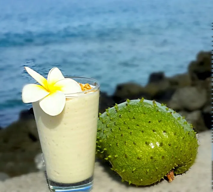 Fresh soursop smoothie topped with granola|Jiraphon Gさん