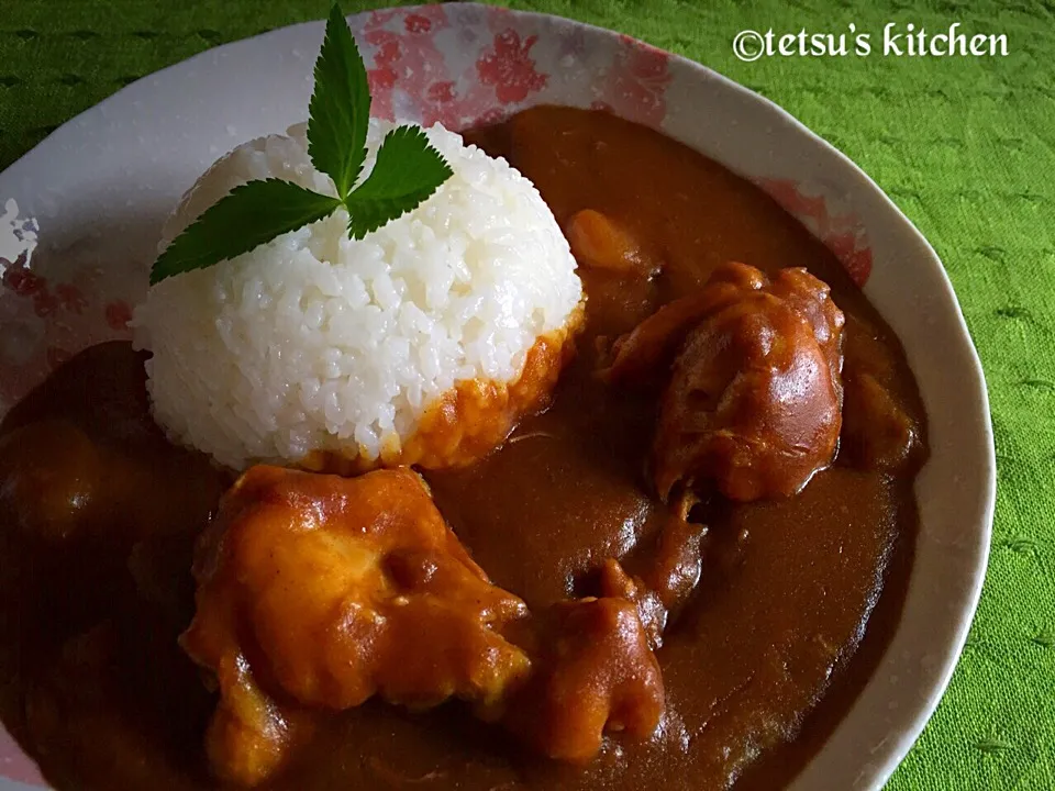 Snapdishの料理写真:オヤジ特製☆昨晩から仕込んだ手羽元煮込みカレー♪ 辛口だよ😋|TETSU♪😋さん