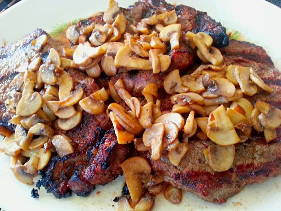 Grilled Ribeye Steaks with Garlic Butter Mushrooms|S Theoさん