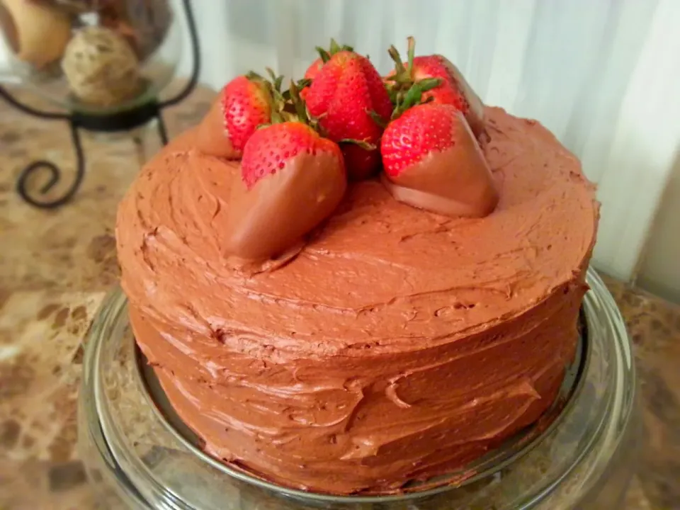 Fresh Strawberries and Chocolate Cream Cheese Filling between layers of Chocolate Cake and Chocolate Frosting with Chocolate Covered Strawberry Garnish|S Theoさん