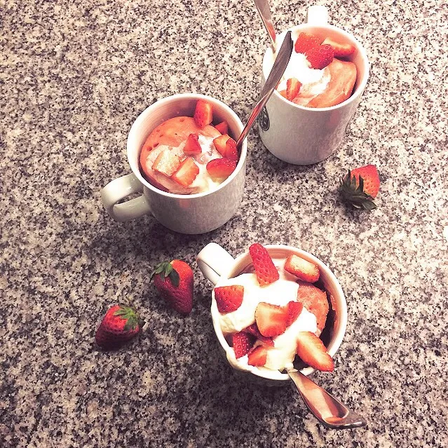 Strawberry Mug Cakes for Breakfast.  レンジで苺マグカップケーキ(レシピ付)|Yuka Nakataさん