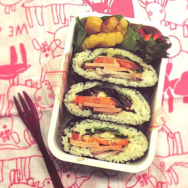 Pepper Hums, Tomatoes and Lettuce Rice sandwiches.  ペッパーハム、トマトとレタスのたたみおにぎり|Yuka Nakataさん