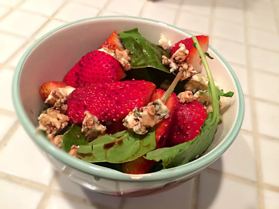 Baby spinach, strawberries, blue cheese and balsamic|lindseyさん