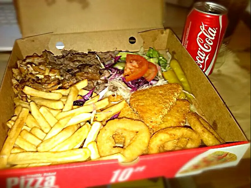 Mixed lamb and chicken kebab munchies box, including chips, onion rings, hash browns and salad. #kebab #takeaway #onions|VViet food boyさん