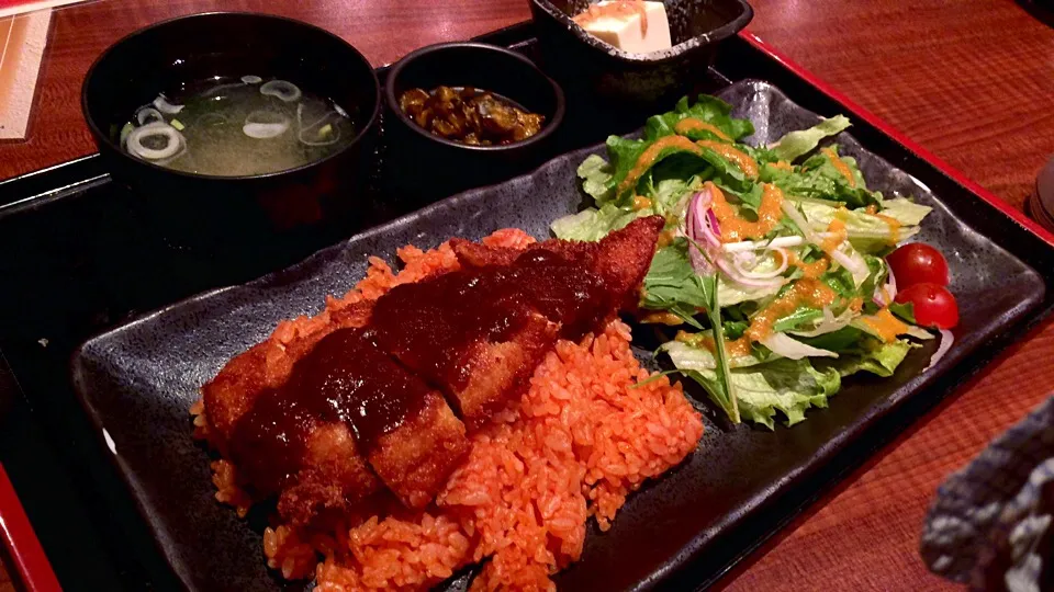 ケチャップライス＆チキンカツのデミソース定食を頂きました。|momongatomoさん