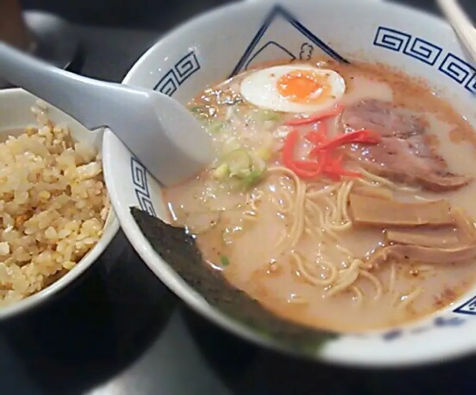 (*´ω｀*) 『木久蔵ラーメン』の とんこつラーメン、ランチセットでチャーハンつき♪|Gigi Cafeさん