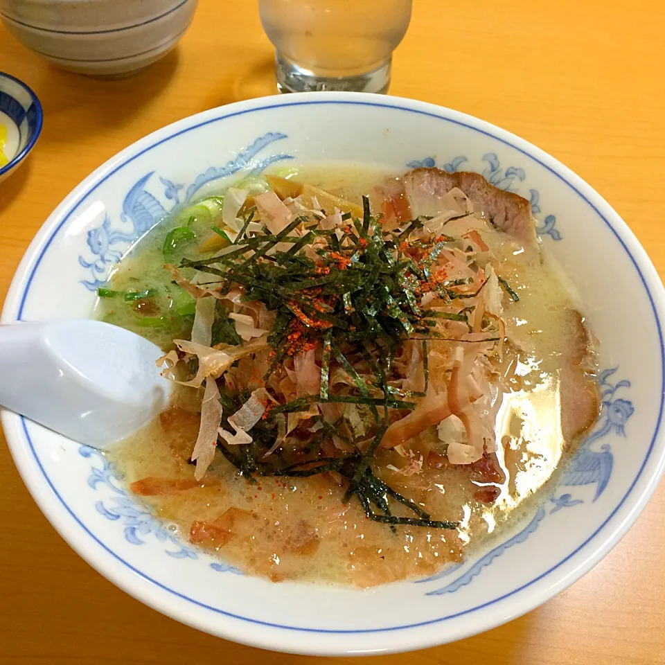 とろろ昆布と花鰹が トッピング  味蔵ラーメン|tossi-46さん