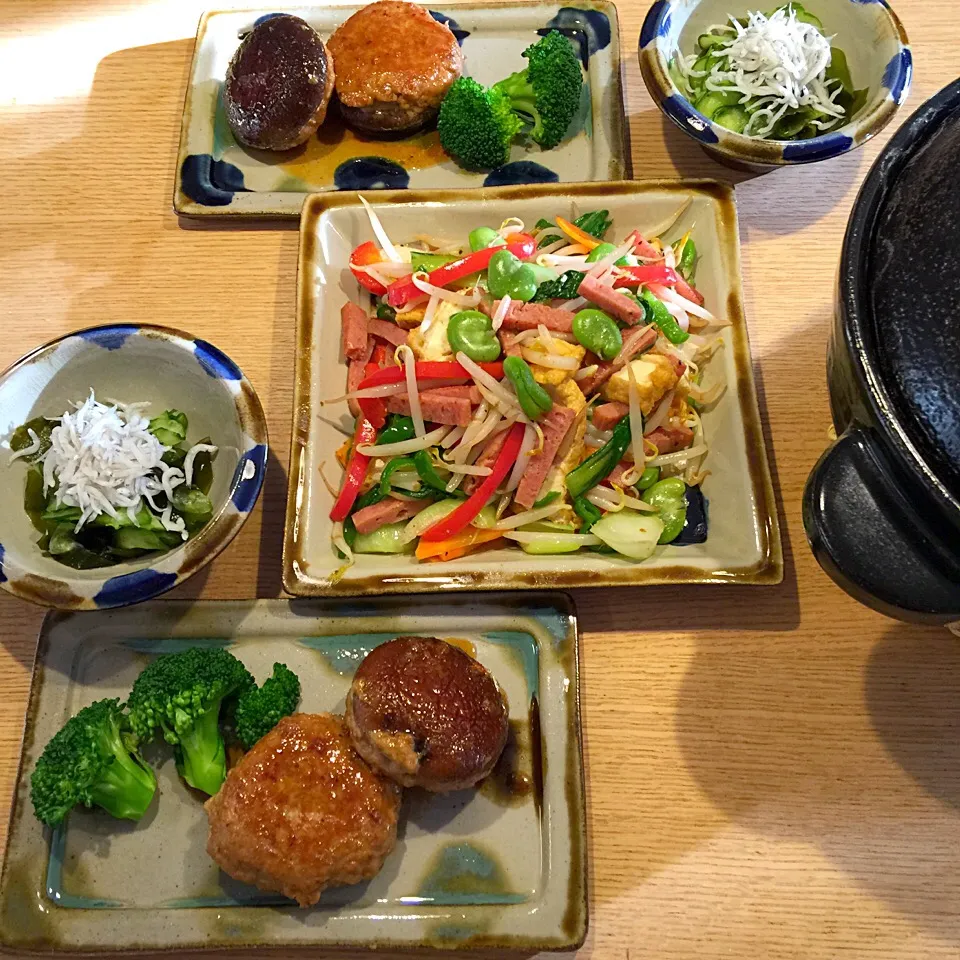 ソラマメと厚揚げのチャンプル、しいたけ肉詰め、わかめときゅうりの酢の物、ごはん❤︎|popoさん