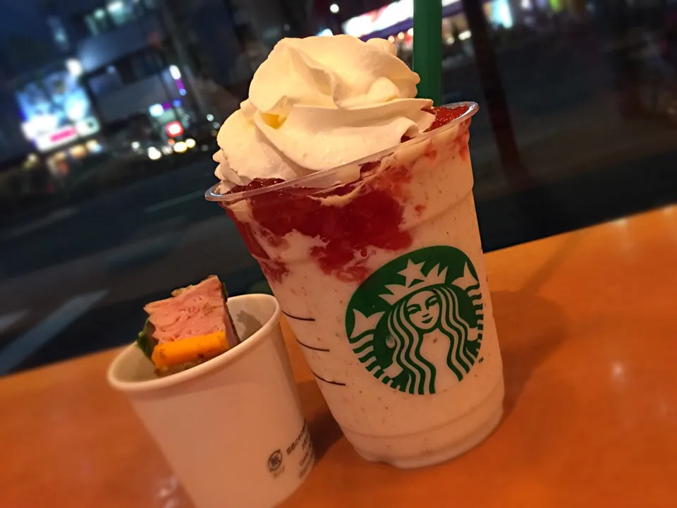 スターバックスコーヒー築地 駅前店 オントップヨーグルトフラペチーノwithカシューナッツ|ddr3rdmixさん