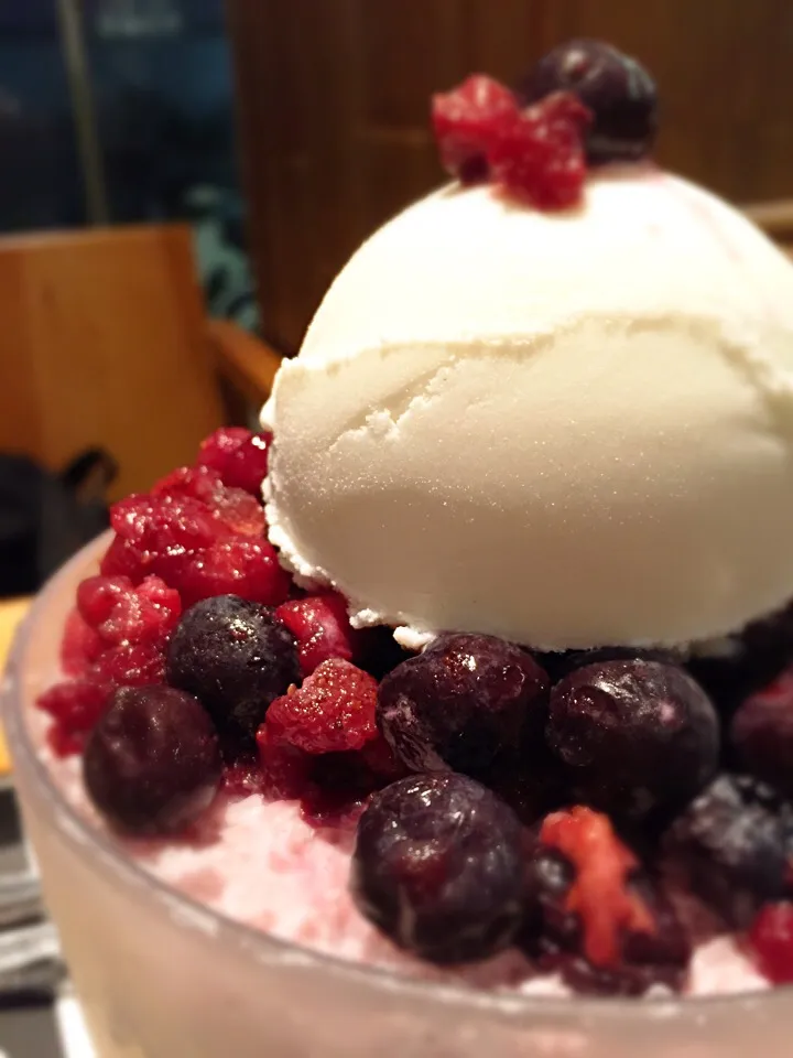 Mix Berries and Ice Cream|Sam: photos by iPhoneさん