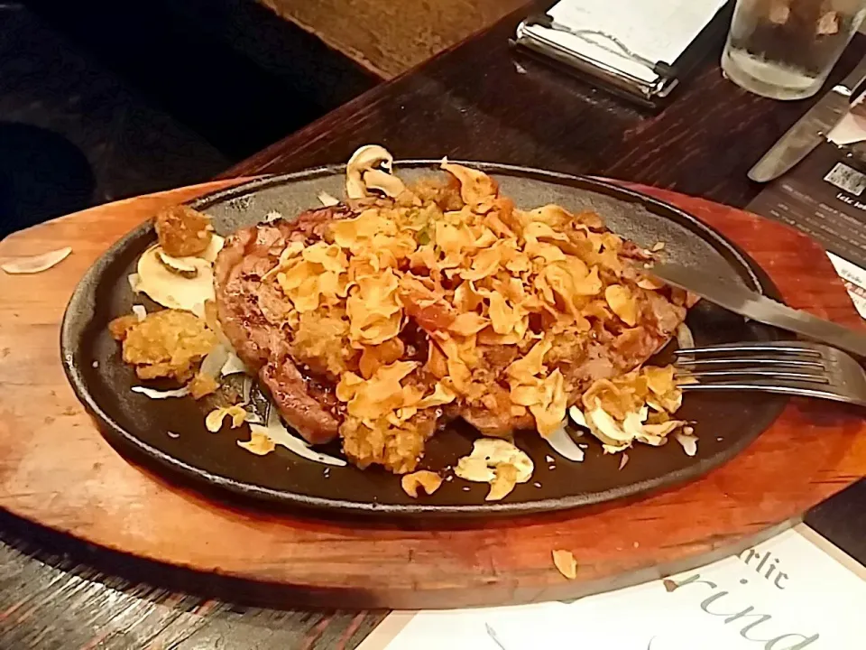 Sirloin steak with garlic flakes topped|Shin Woo Jason Hyunさん