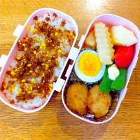 Snapdishの料理写真:2015.4.28年長娘弁当。|ぽにこさん