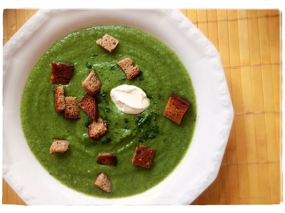 🍵 creamy broccoli soup with crunchy fried croutons 🍞|CatzeMDさん