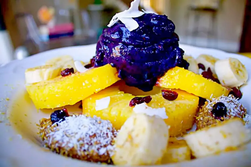 #PURPLE #EATINCOLOR My deconstructed Blueberry Pineapple Smoothie Bowl.  I can be a good rebel at times. Why should the smoothie be underneath the fruit?  Cente|lisaさん