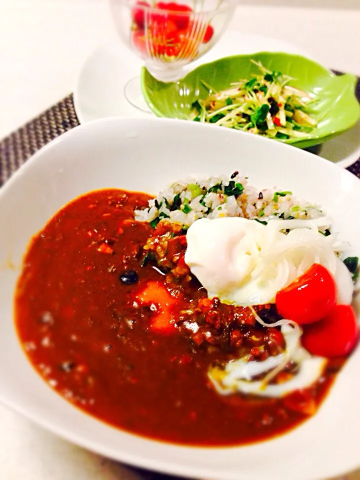 Snapdishの料理写真:今日の晩御飯/リメイクのひき肉カレーキヌアほうれん草ライスとレンチンでとろとろ温泉卵と自家製新玉ねぎとプチトマトのらっきょう酢漬け＆カイワレとりんごの胡麻ドレサラダ＆佐藤錦|BabyRIKAさん