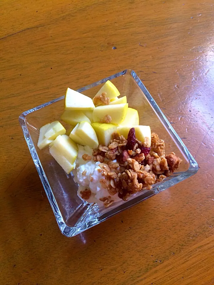 Yogurt griego con manzana y granola|Luisa Martinezさん