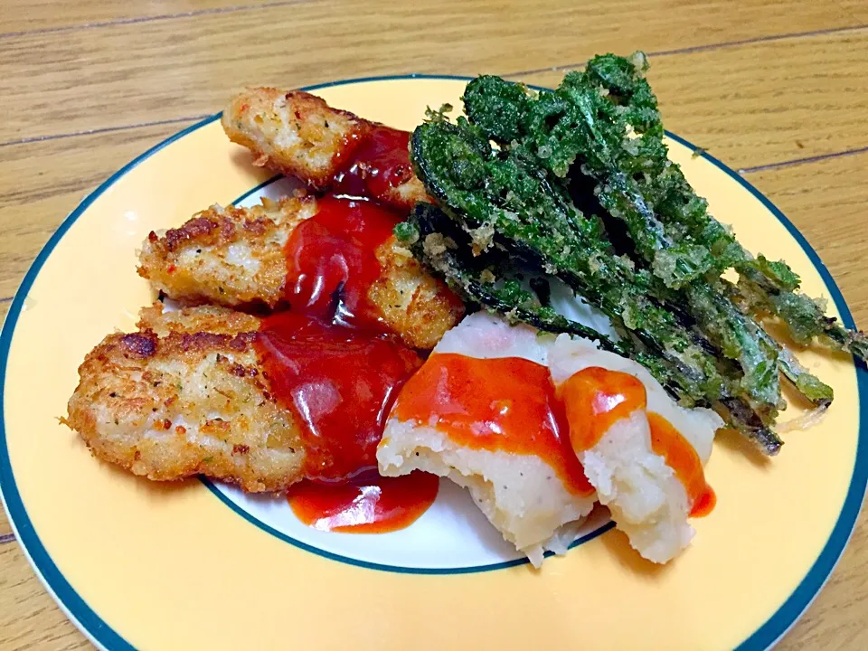 チーズカツレツ(o^^o)マッシュポテトと つみたてフレッシュ❗️こごみの天婦羅も付けちゃうょ〜|Hiroko Suzukiさん