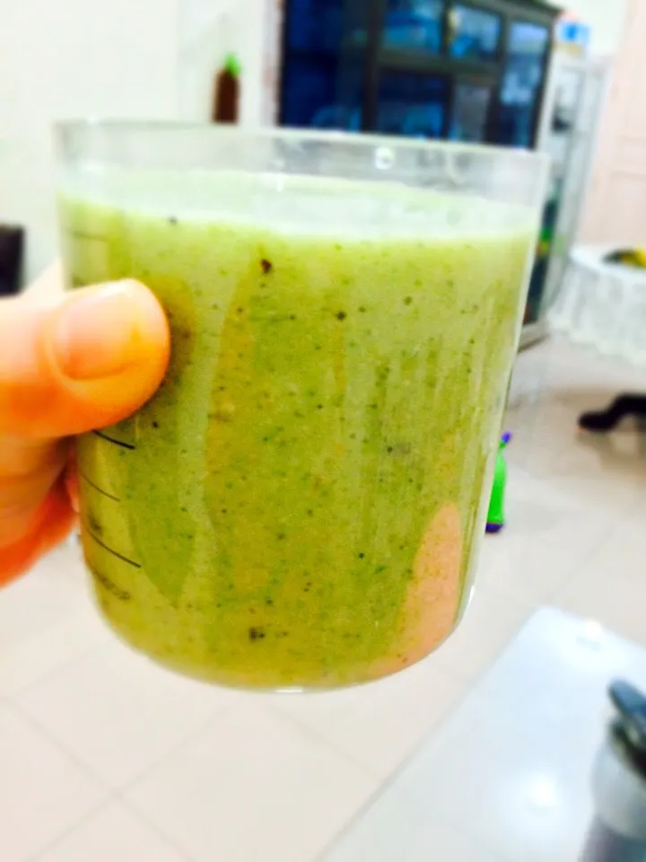 Brocoli banana oatmeal smoothies|wu lan lieさん