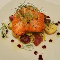 Pan seared alaskan king salmon with fingerling potatoes, fennel confit and blackberry port sauce|ryan cornwallさん