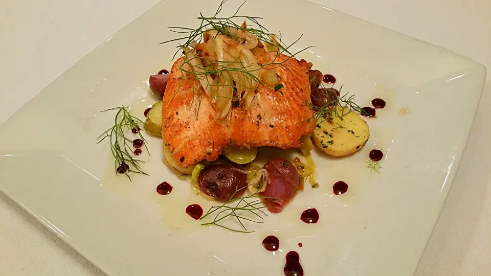 Pan seared alaskan king salmon with fingerling potatoes, fennel confit and blackberry port sauce|ryan cornwallさん