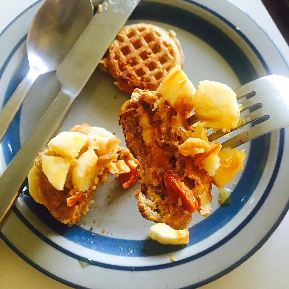 Mini whole wheat organic waffles with peanut butter, banana, almonds and honey|victoria valerioさん