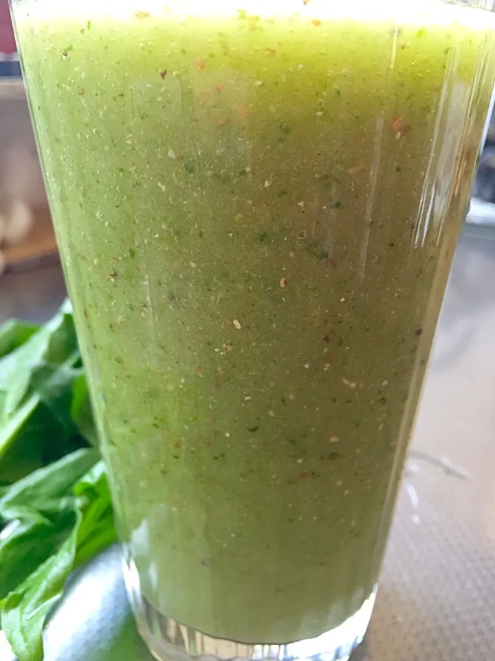 Today's smoothie; Spinach, gold kiwi, pink grapefruit, chia seeds, water.|YDKOさん