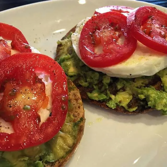 avocado egg tomato on toasted bagel|CHUENCHAIさん