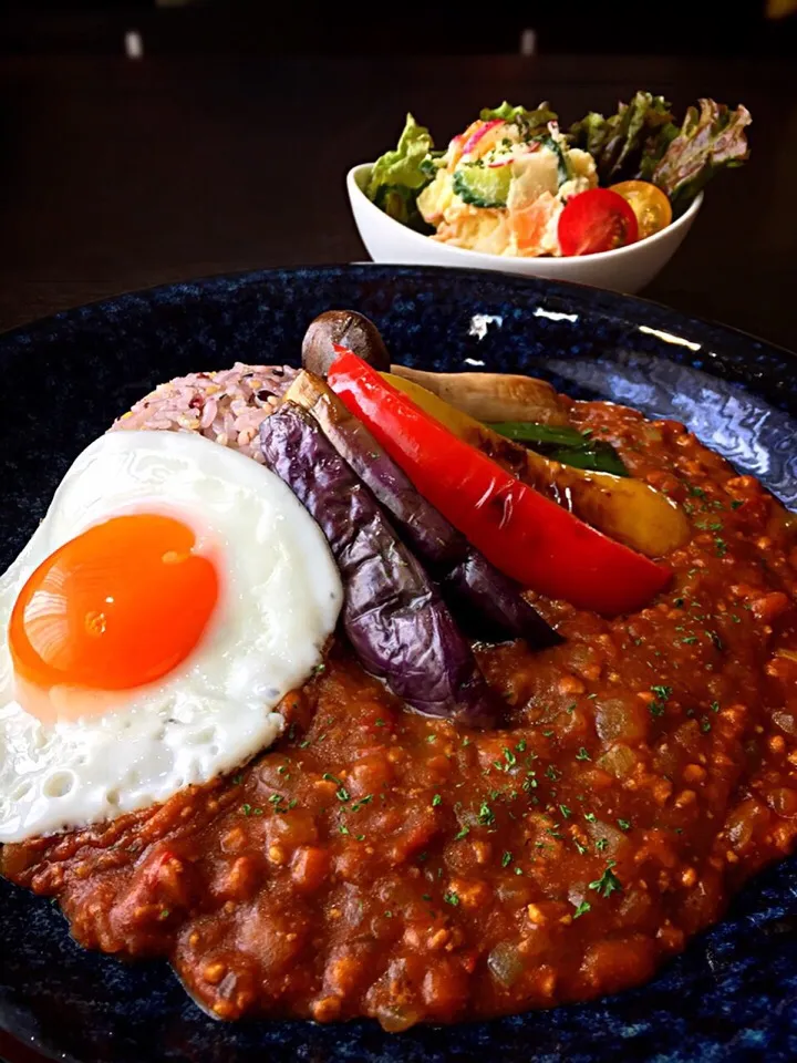 ⭐️野菜たっぷりキーマカレー ⭐️ポテトサラダ|よっちぃさん