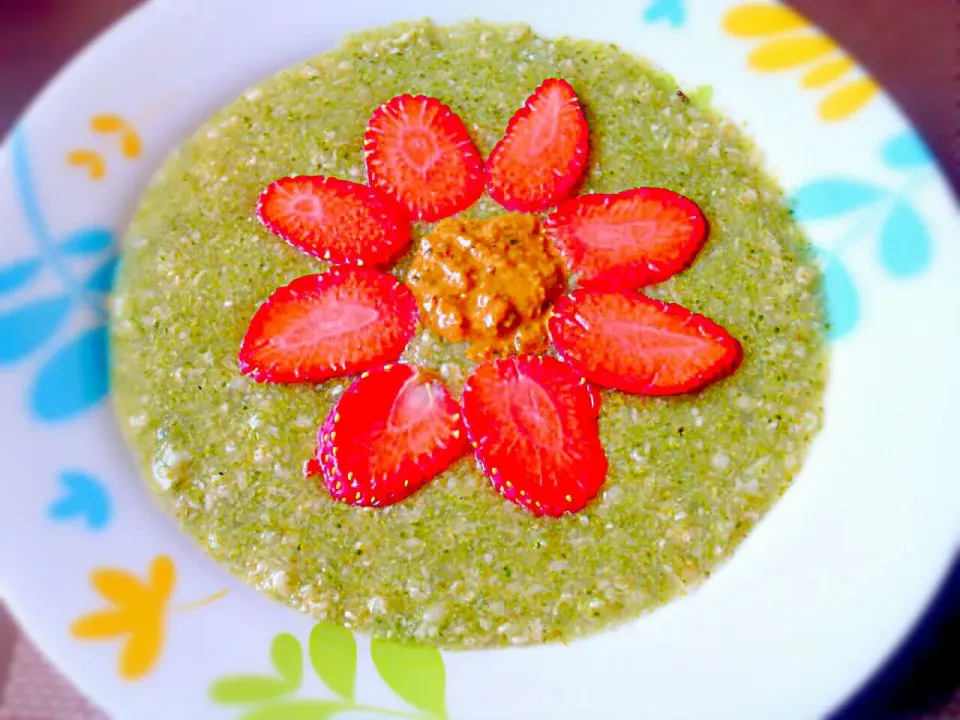 Broccoli Oats w/ Strawberries © √√√|🌼 Pooja's Kitchenette 🌼さん