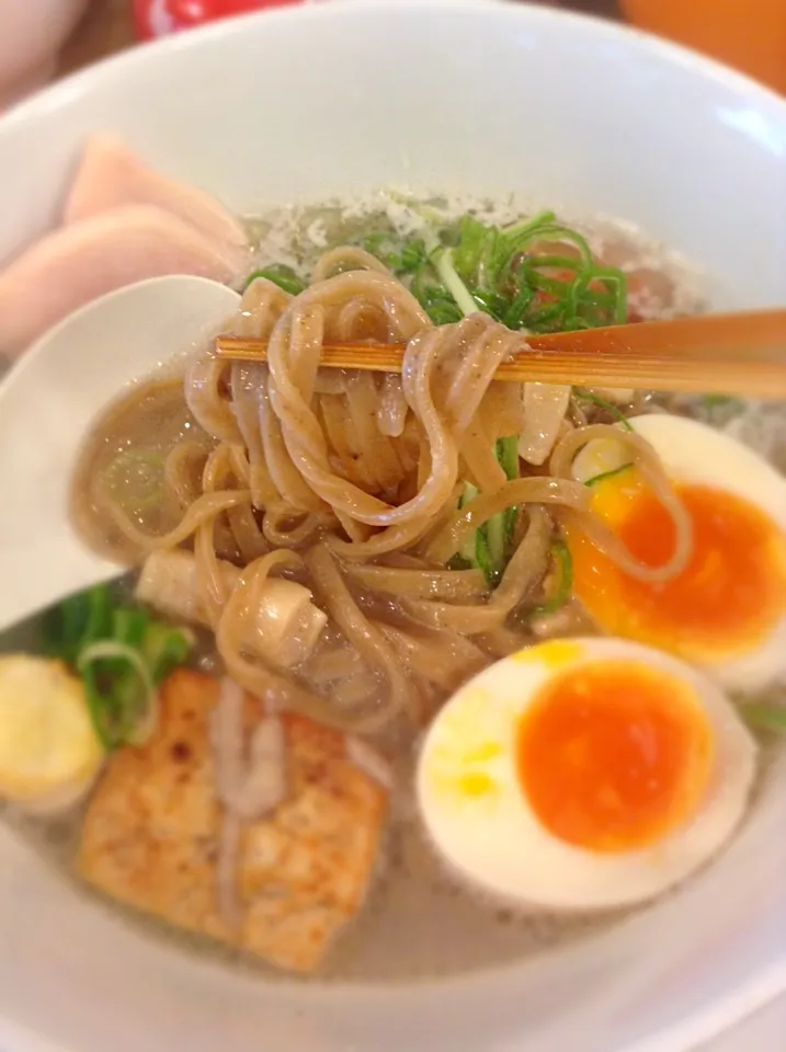 Snapdishの料理写真:Today's lunch ソラノイロ２号店でキノコベジソバ味玉入り940円。この麺が好きだー❤️|hoppycowさん