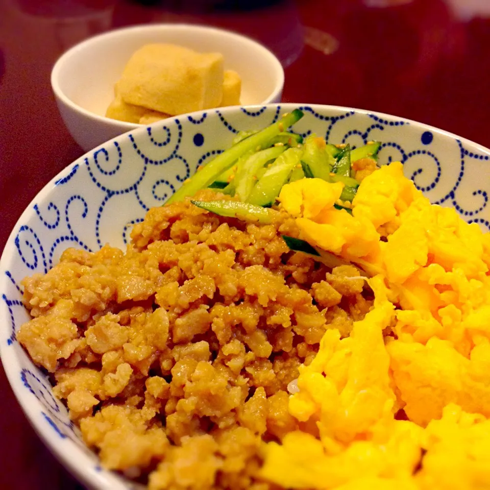 今夜の娘たちのおゆはんは、三色丼〜❗️|yukoさん