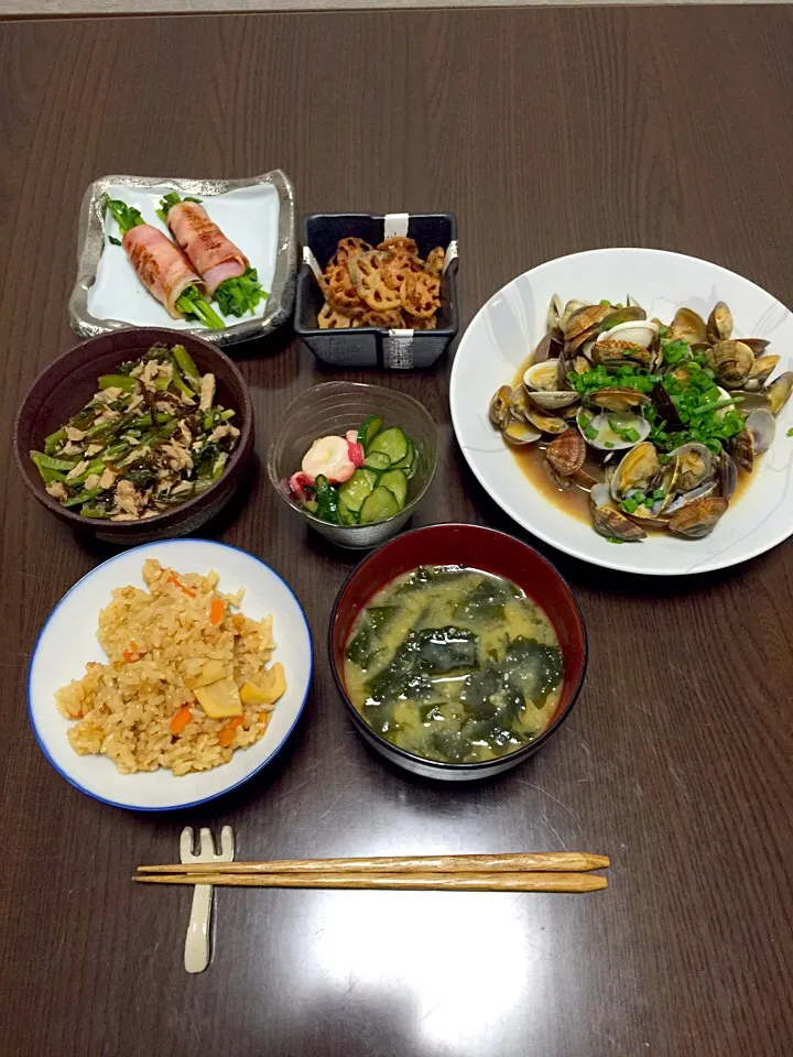 実家で採れた筍ご飯、ワカメの麹味噌汁、浅蜊の酒蒸し、水蛸と胡瓜の酢の物、小松菜とシーチキンと塩昆布の御浸し、菜の花のベーコン巻き、蓮根チップ|Chie Hayashiさん