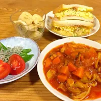 Snapdishの料理写真:KAGOME鶏肉のトマト煮ソースを使って簡単トマト煮、辻のパンで、卵、ピーナッツバター、ブロッコリースプラウトのサンドイッチ、スナップエンドウ、シラス、トマトのシソドレッシング。キウイ、りんご、バナナ、コンデンスミルク、ホワイトキュラソーの簡単デザート。