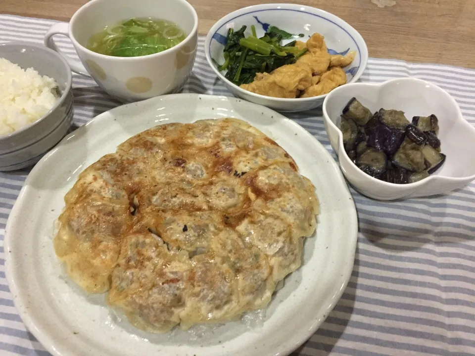 羽根つき餃子・茄子甘味噌炒め・油揚げと小松菜の煮浸し・レタスと春雨の中華スープ|まーままさん