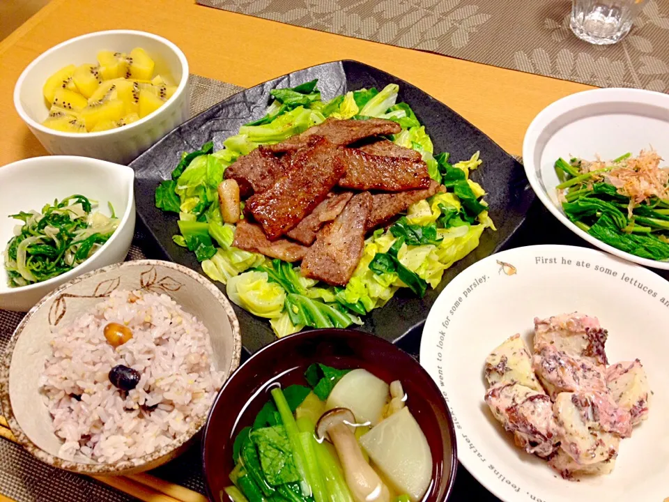 カルビ焼肉、おかひじきと新玉ねぎのマリネ、蒸し里芋の梅マヨ和え、こしあぶらのお浸し、小松菜とカブのお吸物|ねむねこさん