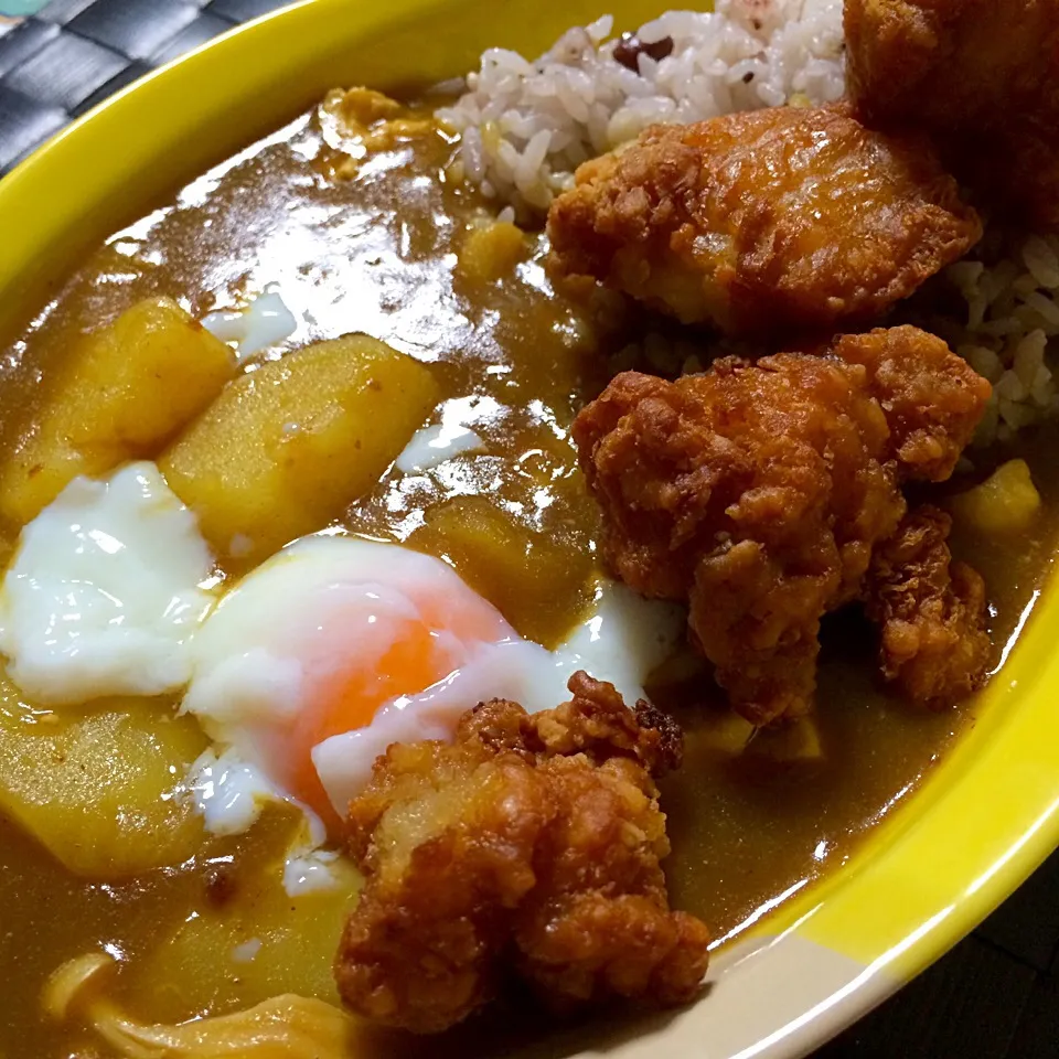 Snapdishの料理写真:温玉＆からあげ乗せカレー◎ご飯は雑穀米♪|桜椛さん