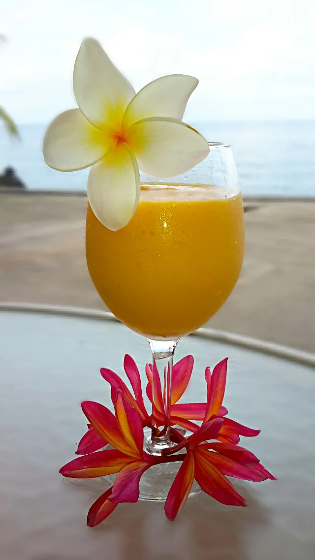 Snapdishの料理写真:Fresh Hawaiian mango, soursop smoothie|Jiraphon Gさん