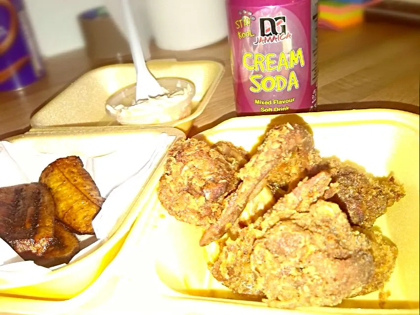 Crispy golden fried chicken wings with plantain, coleslaw and a can of cream soda #takeaway #wings #plantain #onions|VViet food boyさん