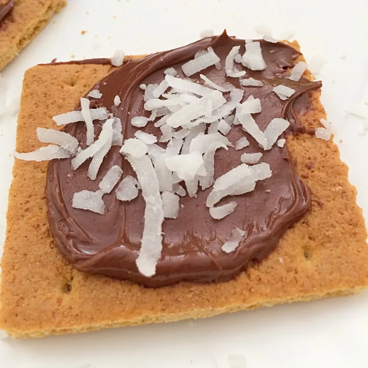 Graham cracker with Nutella and coconut:)|aprilさん