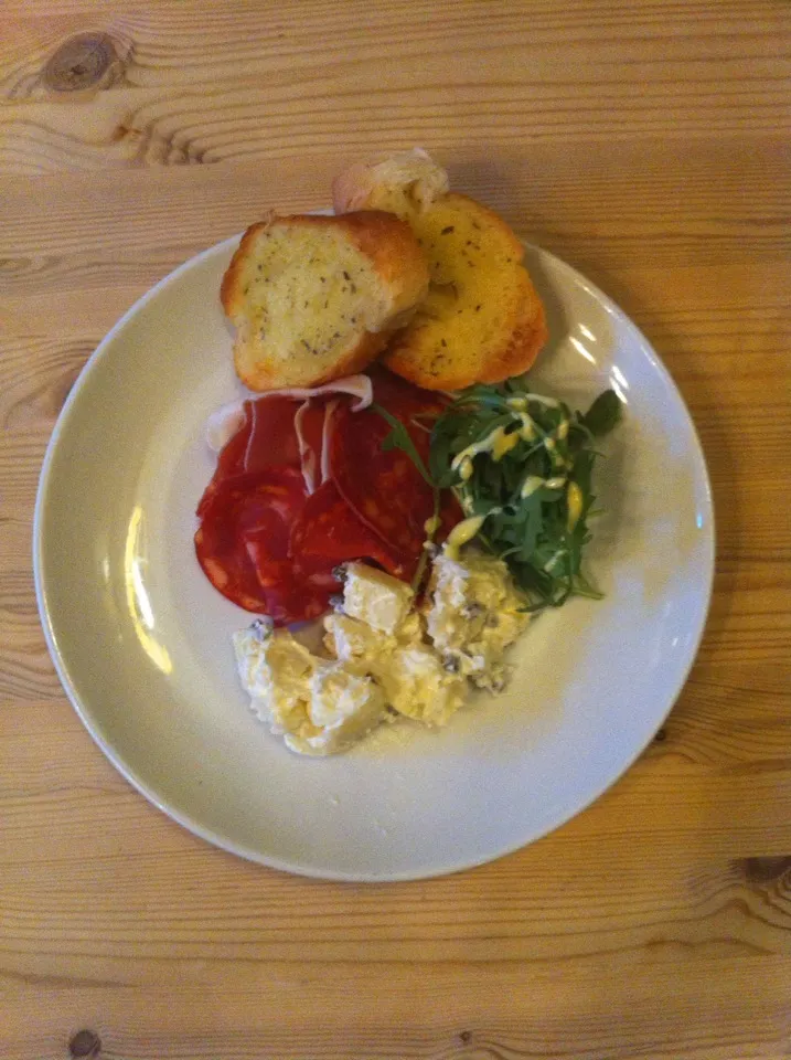 Parma ham with potato salad, herb toasts and rocket.|emmaさん