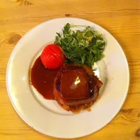 Snapdishの料理写真:Fillet steak with chicken pate, rosti potato, rocket salad, roast tomato & red wine jus.|emmaさん