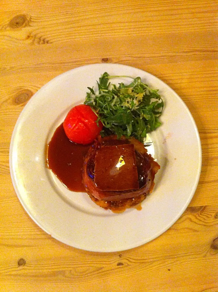 Snapdishの料理写真:Fillet steak with chicken pate, rosti potato, rocket salad, roast tomato & red wine jus.|emmaさん